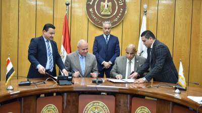 تعاون بين "القوى العاملة "و"مصر للطيران" لتسهيل إصدار تذاكر الطيران للوزارة