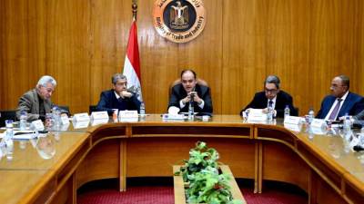 وزير التجارة يؤكد التزام التجار والصناع بالحفاظ على وفرة المعروض من السلع الاستهلاكية