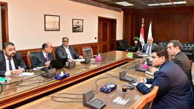 سويلم يتابع موقف مشروعات تأهيل وصيانة المنشآت المائية الكبرى