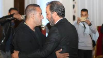 أحمد السقا يقدم العزاء لـ طارق لطفى فى وفاة والدته بمسجد الشرطة