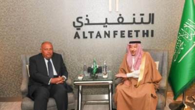نائب وزير الخارجية السعودي يستقبل وزير خارجية مصر وقت وصوله الرياض