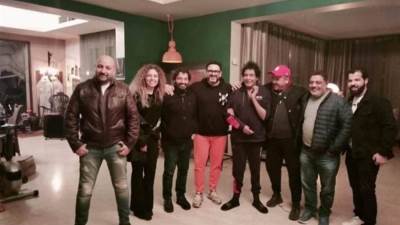 حميد وهشام وأكرم في زيارة مفاجئة للكينج محمد منير