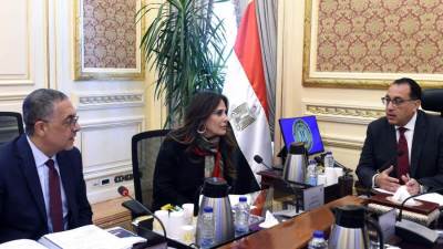 مدبولي يتابع مع الرئيس التنفيذي لهيئة الاستثمار والمناطق الحرة ملفات العمل