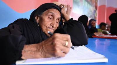 «السن مش عقبة».. سيدة تخوض امتحان محو الأمية عمرها 87 عاماً