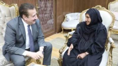 محافظ المنوفية يكرم الحاجة زبيدة لحصولها على شهادة محو الأمية فى سن الـ87