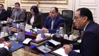 رئيس الوزراء يوجه بتشكيل لجنة لتيسير إنهاء خروج الحاويات بالموانئ بأقصى سرعة