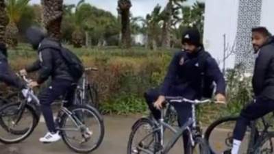 جولة ترفيهية لنجوم الأهلي بالدراجات فى شوارع المغرب قبل مونديال الأندية