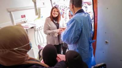 السفيرة سها جندي تتفقد قافلة طبية برعاية وزارتي الهجرة والصحة لأهالي الاسمرات