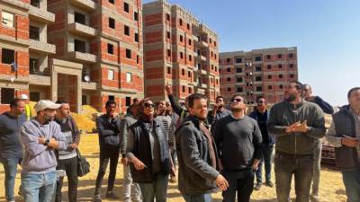 مسئولو "الإسكان" يتابعون تقدم الأعمال بمبادرة "سكن كل المصريين"