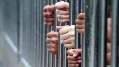 ضبط رجال شرطة مزيفين استولوا علي بضائع وأموال داخل سيارة نقل