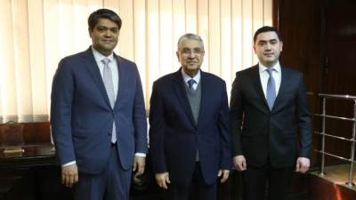 وزير الكهرباء والطاقة المتجددة يستقبل النائب الاول لوزير الطاقة الاوزباكستانى