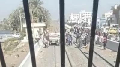 قائد قطار ينقذ الركاب من كارثة بعد عبور سيارة نقل أمامه بشكل عشوائى