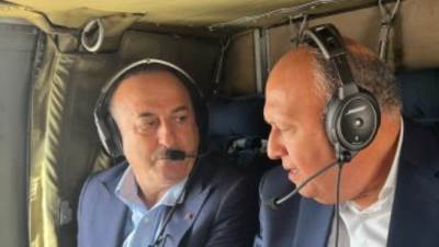 "أوغلو" يصطحب وزير الخارجية فى جولة بالهليكوبتر للمناطق المنكوبة بالزلزال