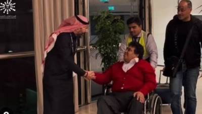 عدوية على كرسي متحرك.. مطربو مصر يصلون السعودية