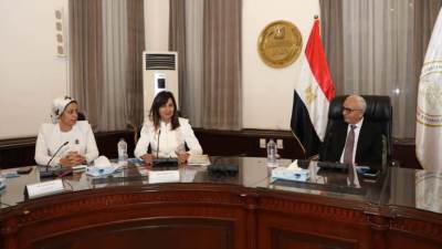 وزير التربية والتعليم يستقبل السفيرة نبيلة مكرم ووفد تنسيقية شباب الأحزاب والسياسيين