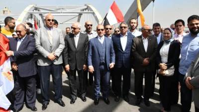 محافظ الجيزة ورئيس الجهاز المركزى للتعمير يشهدان التشغيل التجريبي لمحور الفريق كمال عامر