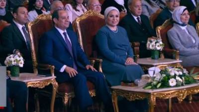 الرئيس السيسي يشاهد فقرة غنائية خلال احتفالية المرأة المصرية 2023