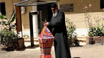 الكنيسة الكاثوليكية بالبحر الأحمر تعلق فانوس رمضان وتعد وجبات للصائمين