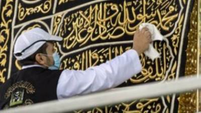 10 مرات.. غسل صحن المطاف بالحرم المكى بأول جمعة من رمضان