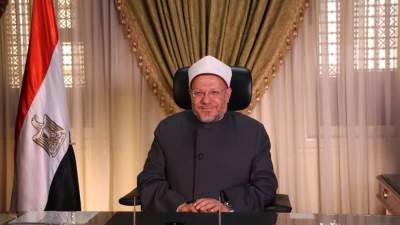 مفتي الجمهورية: إذا اضطرت الحائض لمَسِّ المصحف يجوز لها حينئذٍ تقليد المالكية