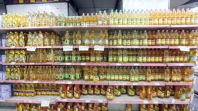 التموين تمد المجمعات الاستهلاكية بالمنتجات الغذائية لصرفها لأصحاب البطاقات