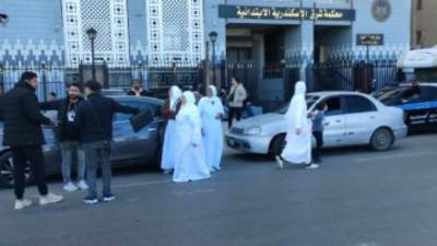 منى زكى داخل سيارة السجن فى الإسكندرية.. كواليس “تحت الوصاية"