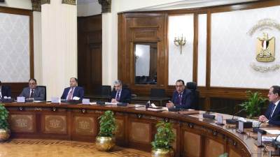 رئيس الوزراء يستكمل متابعة خطوات فض التشابكات المالية الحكومية بين "الكهرباء" و"البترول" و"المالية"