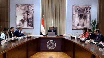 رئيس الوزراء يطمئن على توافر أرصدة السلع الأساسية