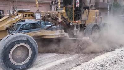 محافظ الجيزة يتابع أعمال رصف وتطوير عدة طرق بمراكز أوسيم والقناطر وكرداسة