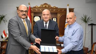 برعاية البنك الزراعي.. محافظ قنا يوزع 800 كوبون للأسر الأولى بالرعاية