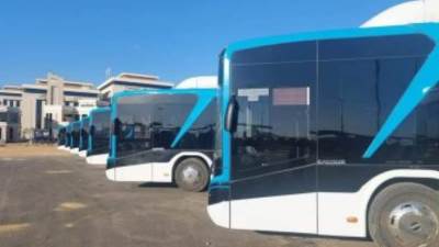 أتوبيسات العاصمة الإدارية.. صديقة للبيئة ومكيفة وشحن للهاتف بكل كرسى