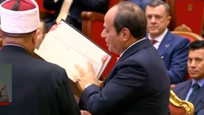وزير الأوقاف يهدى الرئيس السيسي نسخة من كتاب الله باحتفالية ليلة القدر