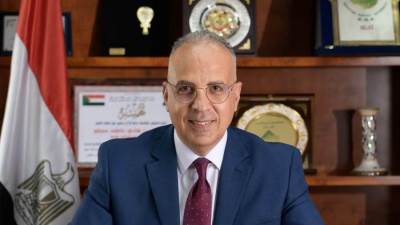 سويلم يتابع أعمال صيانة الهويس الإضافى بقناطر إسنا الجديدة