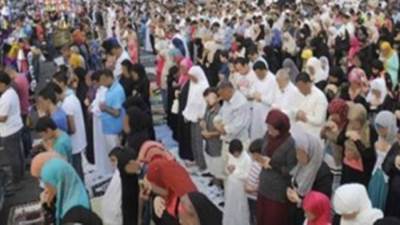 الأزهر للفتوى:لا تصح صلاة العيد جماعة خلف تلفاز أو مذياع أو بث إلكترونى