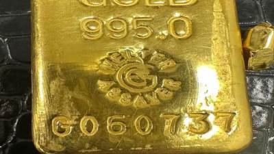 جمارك مطار برج العرب تضبط محاولة تهريب سبيكة ذهبية