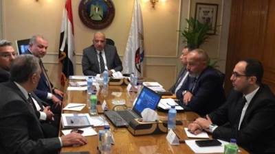 «عصمت» يستعرض الاستفادة من بعض أراضي الشركات غير المستخدمة لتحقيق التنمية الشاملة