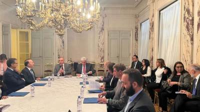 وزير التعليم العالي يعقد اجتماعًا مع رؤساء الجامعات الفرنسية بباريس
