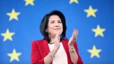 رئيسة جورجيا تقاطع طيران بلادها بعد عودة الرحلات الجوية مع روسيا