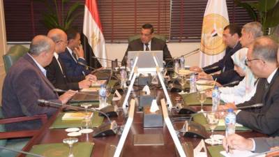 وزير التنمية يتابع مع محافظ مطروح المشروعات التنموية والخدمية الجارية