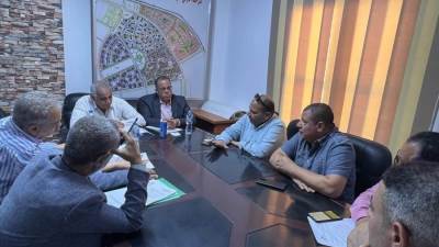 رئيس جهاز " ملوي الجديدة " يجتمع بمسئولي الشركات العاملة بالمدينة لدفع العمل بالمشروعات