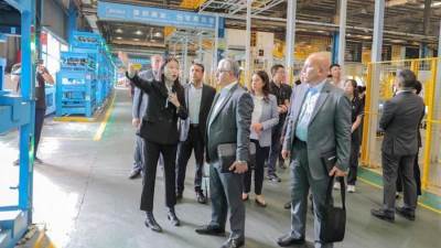 رئيس اقتصادية قناة السويس يتفقد خطوط إنتاج ميديا للأجهزة الكهربائية بجوانزو الصينية