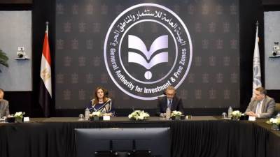 وزيرة الهجرة ورئيس هيئة للاستثمار يجتمعون بمجموعة النواة لإنشاء شركة المصريين في الخارج