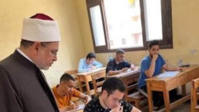 طلاب القسم الأدبى بالثانوية الأزهرية يؤدون امتحانات مادتى الفقه والحديث