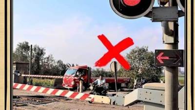 النقل تناشد المواطنين المشاركة فى التوعية بخطورة اقتحام المزلقانات