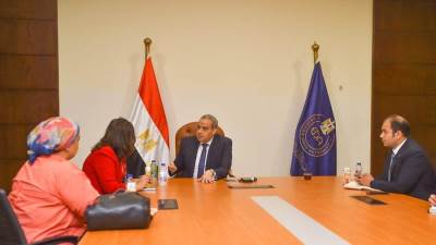 رئيس هيئة الدواء المصرية يلتقي الرئيس التنفيذي للهيئة الوطنية