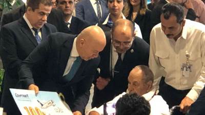 وزير الطيران يسلم أكبر الحجاج سنا تذاكر مجانية.. عمره 94 عاما