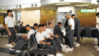 بعثة المنتخب الأولمبي تغادر إلى المغرب لخوض بطولة أمم أفريقيا.. صور