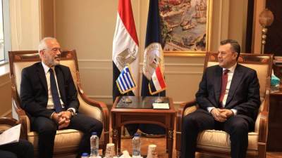 عيسى يبحث مع سفير اليونان سبل تعزيز التعاون على المستوى السياحي والأثري