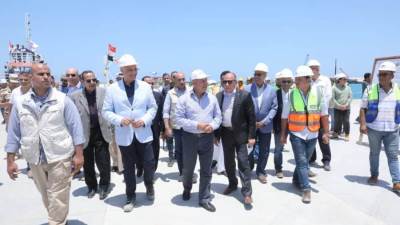 وزير النقل يتفقد مواقع العمل بمشروعي تطوير ميناء العريش