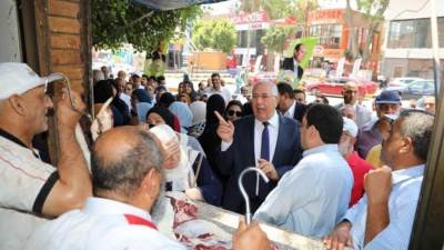 وزير الزراعة يتفقد المنافذ التابعة للوزارة ويوجه بتوفير السلع بالأسعار المخفضة للمواطنين